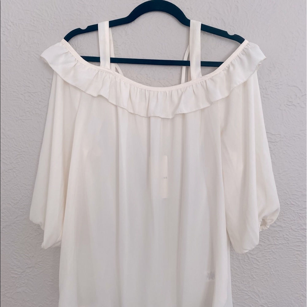 NWT Cream Nordstrom off the shoulder blouse. Size M.